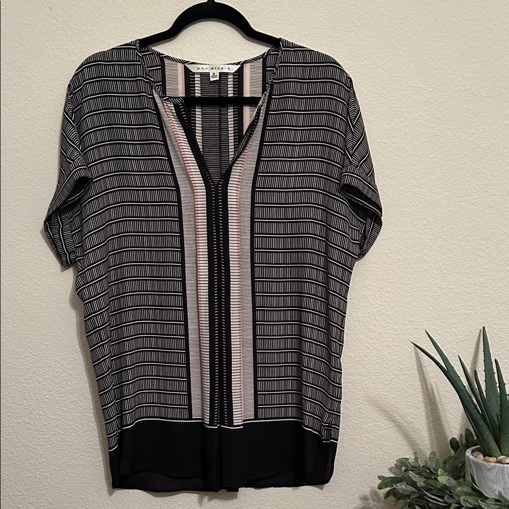 Max Studio Black and White Geometric Blouse